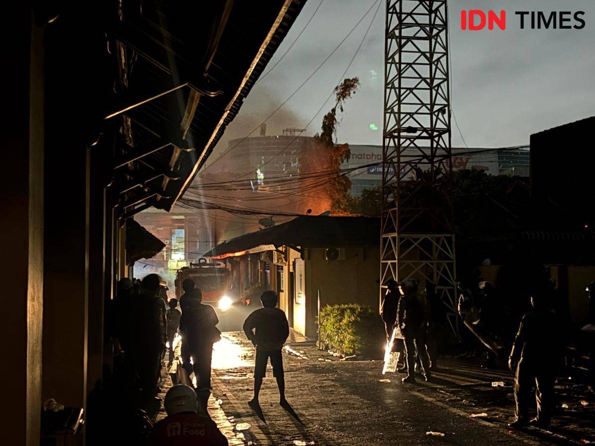 Pemadam kebakaran dikerahkan untuk memadamkan api di Mapolda Daerah Istimewa Yogyakarta (DIY), Sabtu (30/8/2025) dini hari.