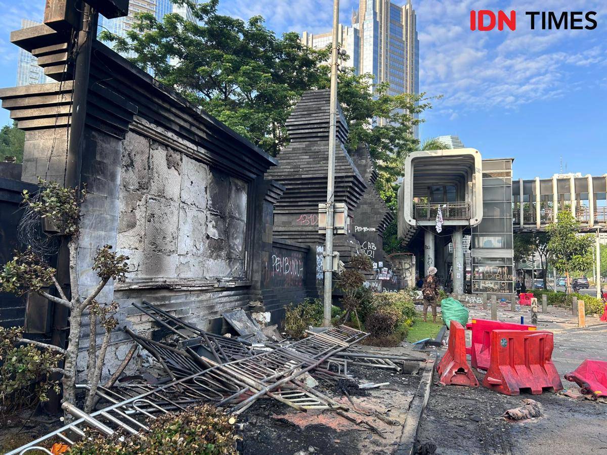 Kondisi pascademo depan Polda Metro Jaya, Sabtu (30/8/2025). (IDN Times/Fadhliansyah)