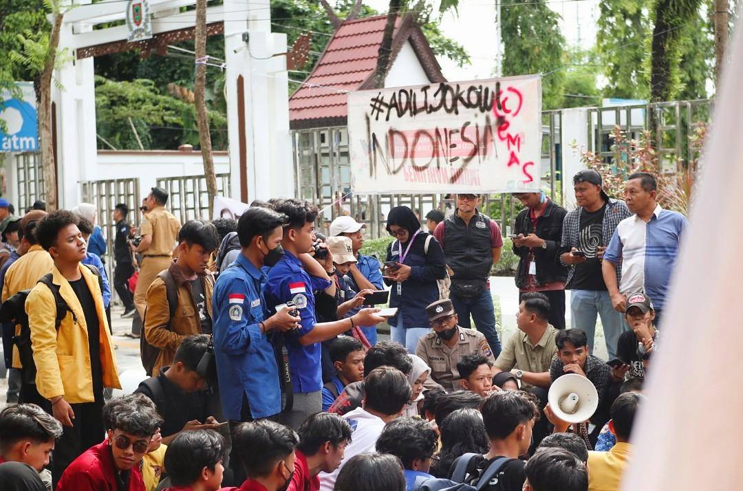 Mahasiswa Kalsel suarakan penolakan pemotongan anggaran pada Selasa 18 Februari 2025. (bemsekalsel/instagram)