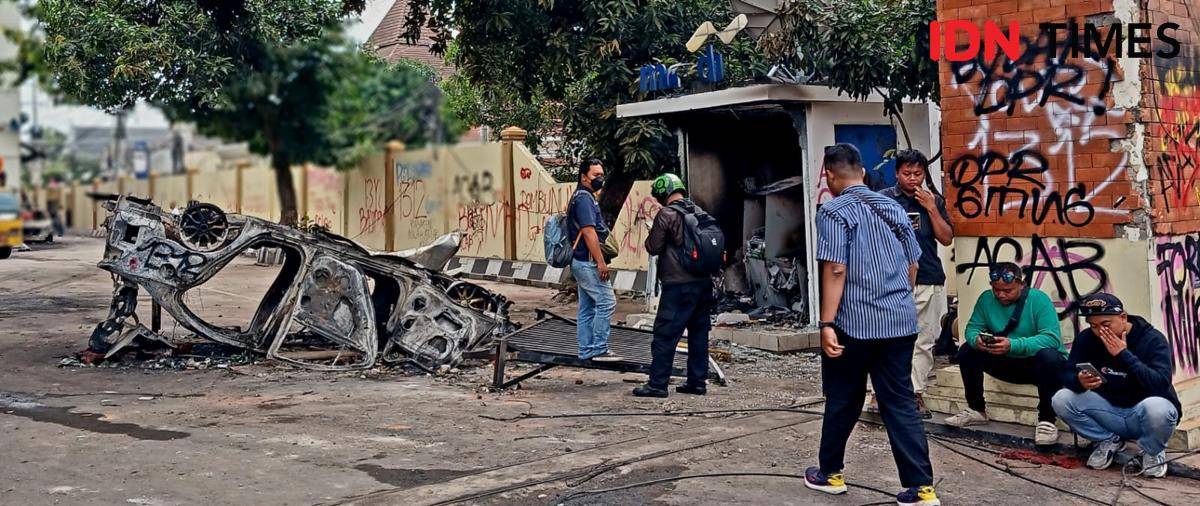 Mobil yang terbakar di halaman Mapolda jadi tontonan.