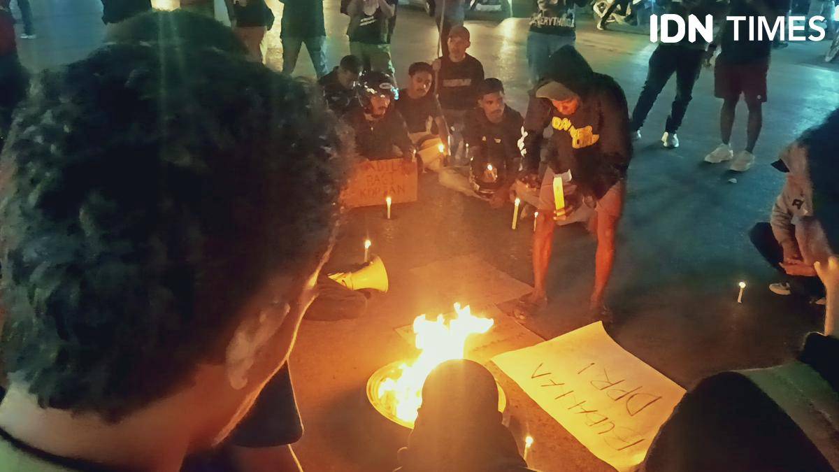 Sekolompok massa berdemontrasi di depan gerbang Polda NTT.