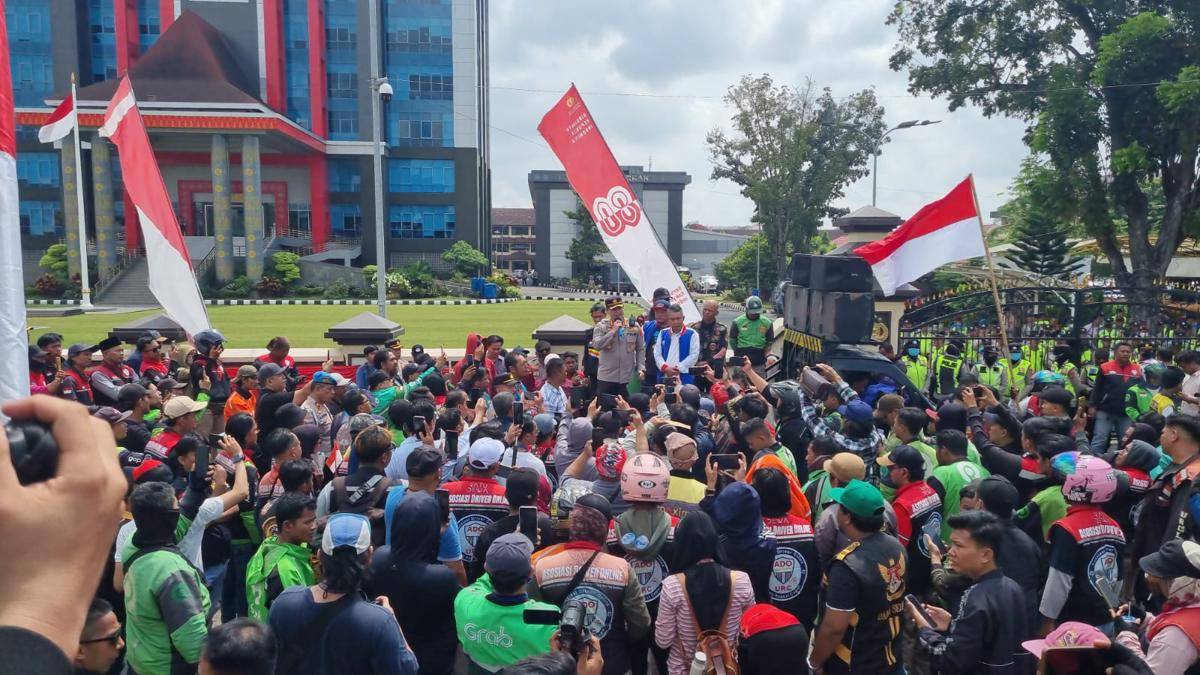 Aksi solidaritas ojol dan doa bersama di depan Mapolda Sumsel (IDN Times/Rangga Erfizal)