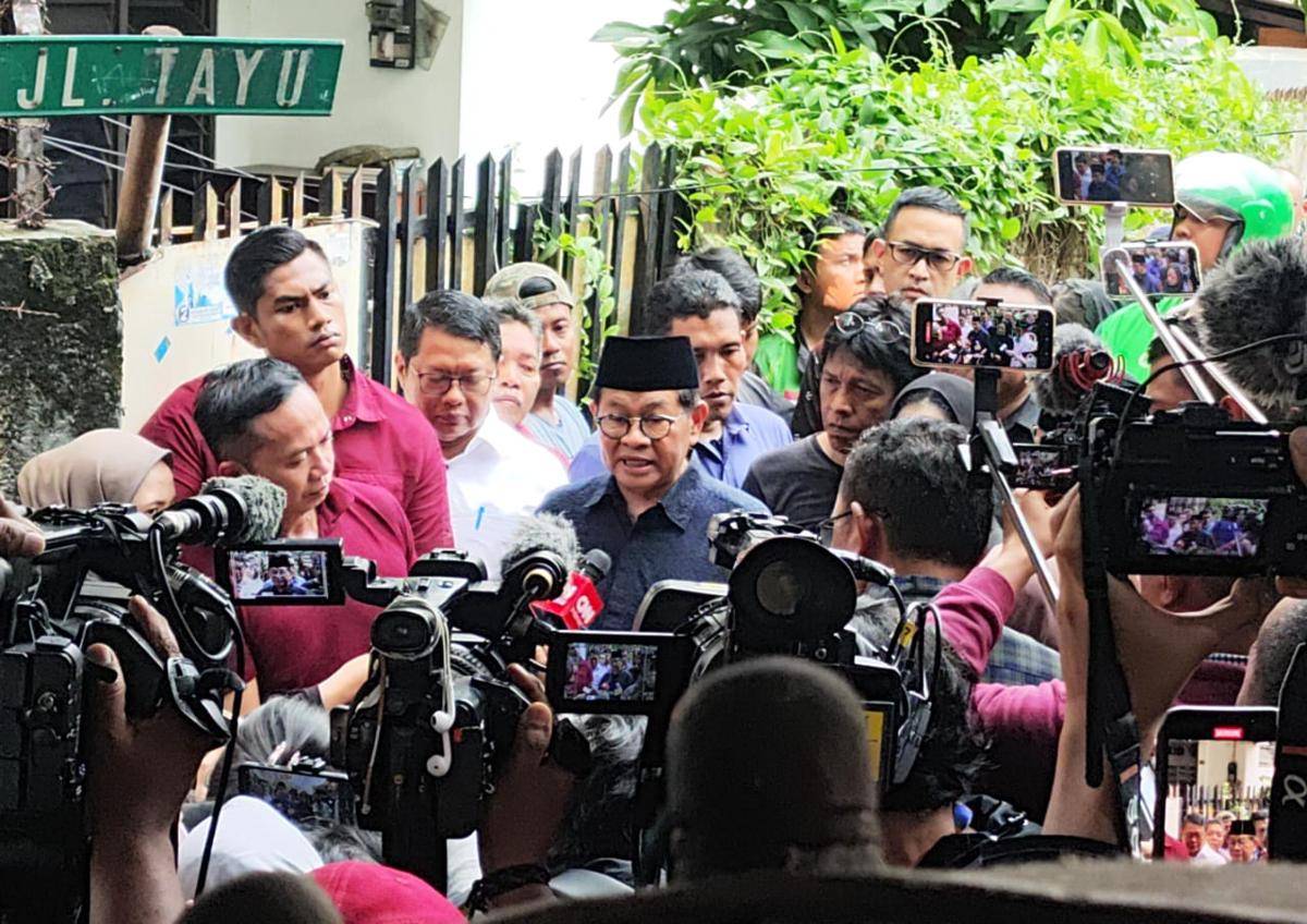 Gubernur DKI Jakarta, Pramono Anung, usai menyambangi rumah Affan Kurniawan (IDN Times / Yosafat Diva Bayu Wisesa)