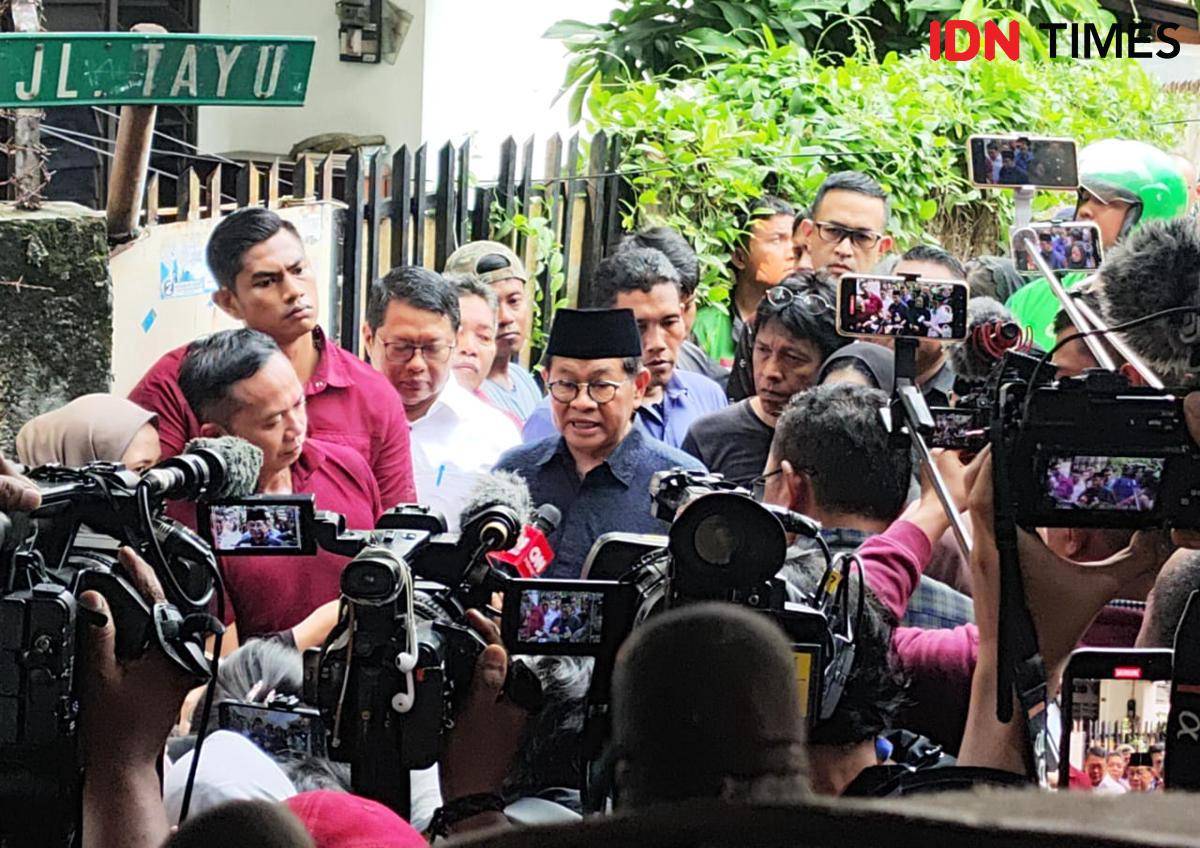 Gubernur DKI Jakarta, Pramono Anung, usai menyambangi rumah Affan Kurniawan (IDN Times / Yosafat Diva Bayu Wisesa)