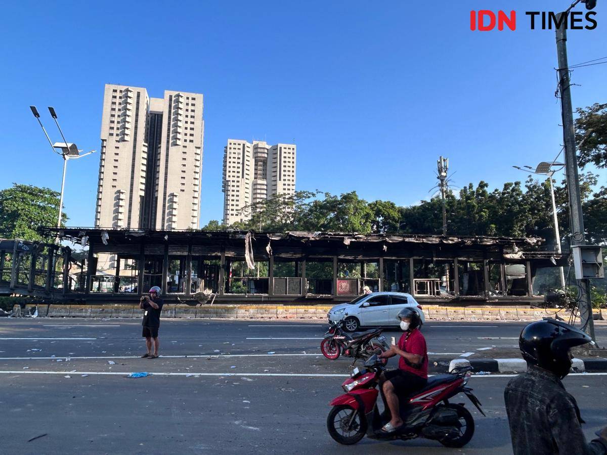 Halte Transjakarta hangus terbakar (IDN Times/Fadhliansyah)