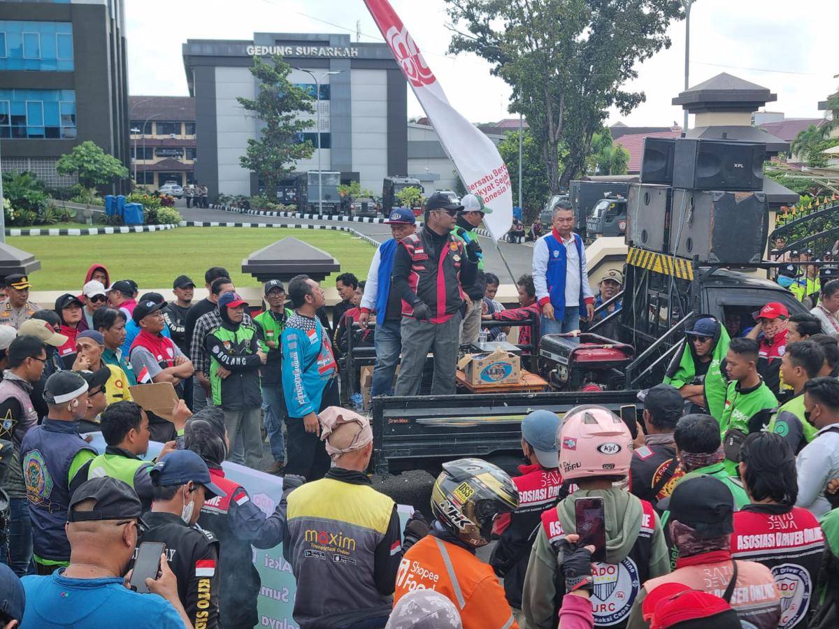 Aksi solidaritas ojol dan doa bersama di depan Mapolda Sumsel (IDN Times/Rangga Erfizal)