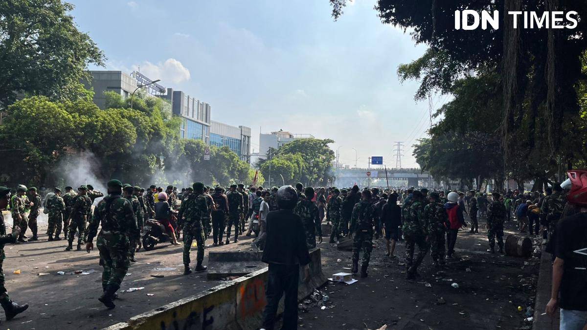 Suasana demo di Markas Brimob Kwitang, Jakarta Pusat, Sabtu (30/8/2025). (IDN Times/Ridwan Aji Pitoko)