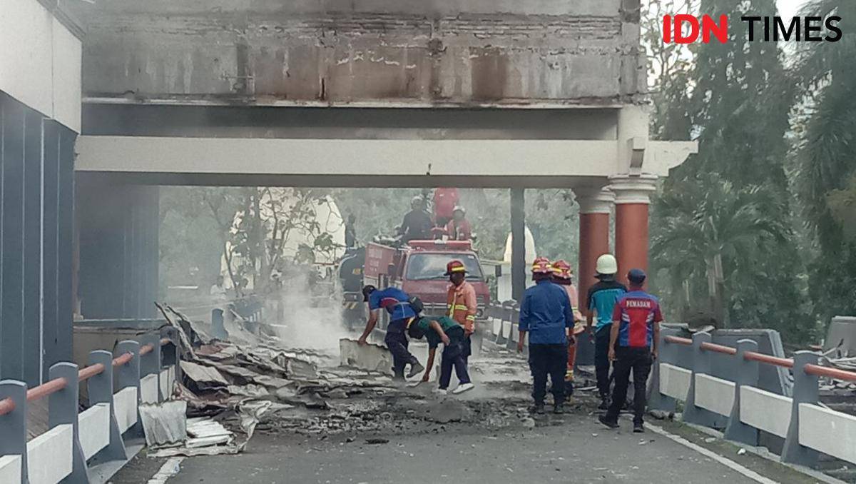 Petugas Damkar Kota Mataram memadamkan api di DPRD NTB.