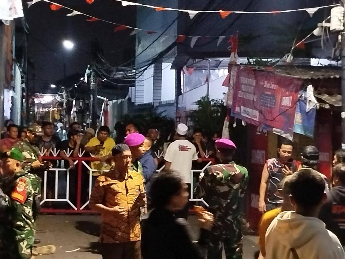 Sejumlah anggota Marinir terlihat berjaga di kediaman politikus Nasdem Ahmad Sahroni, Sabtu (30/8/2025)