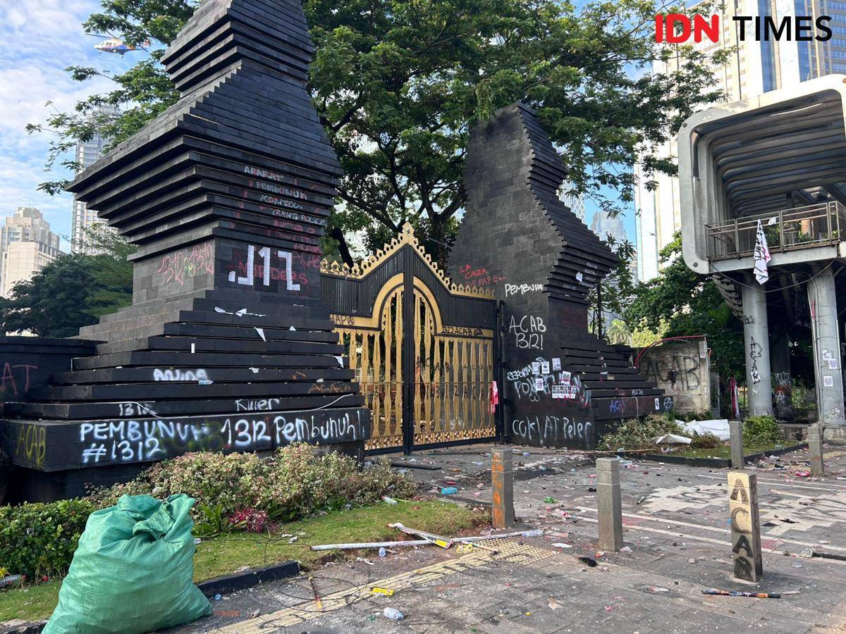 Kondisi pascademo depan Polda Metro Jaya, Sabtu (30/8/2025). (IDN Times/Fadhliansyah)
