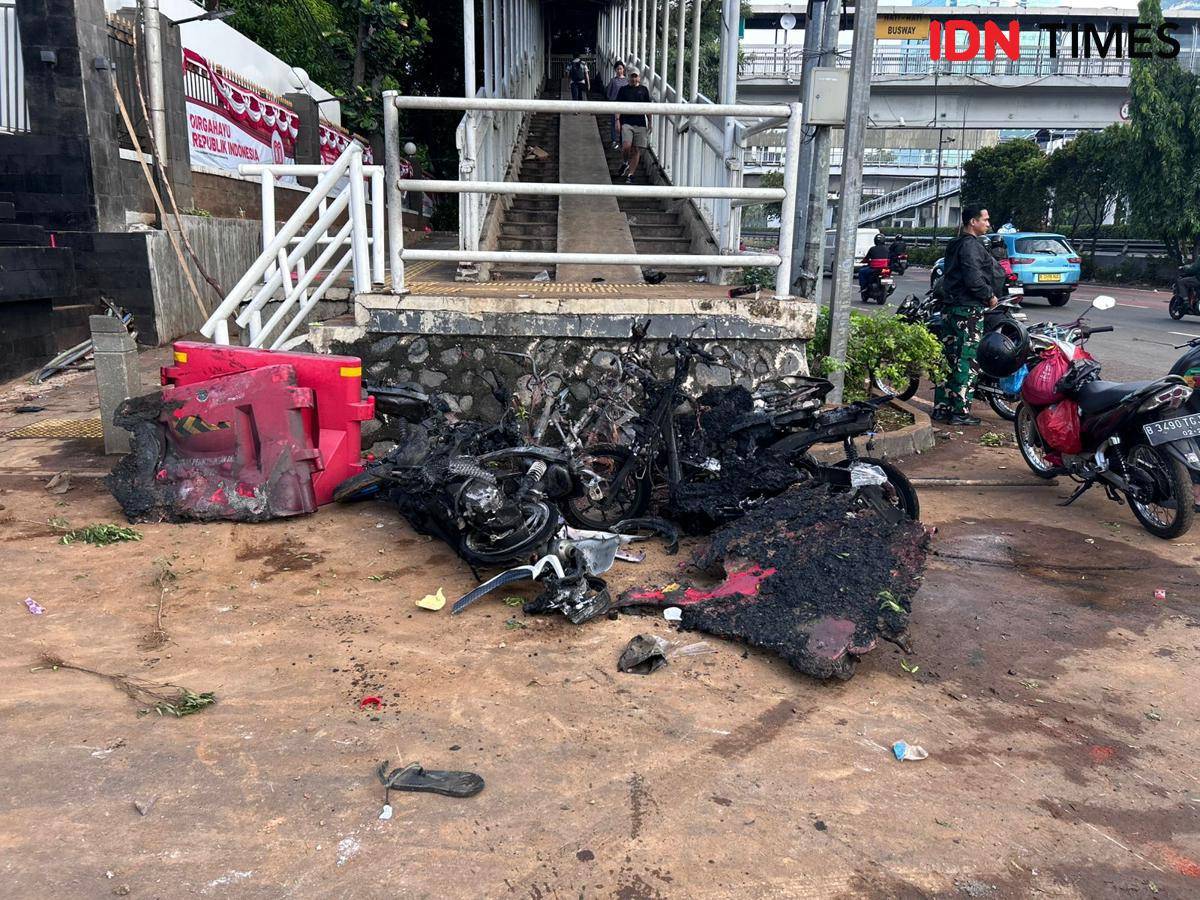 Kondisi pascademo depan Polda Metro Jaya, Sabtu (30/8/2025). (IDN Times/Fadhliansyah)