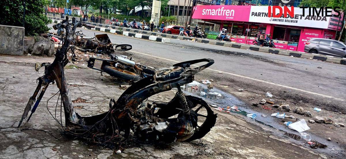 5 sepeda motor terbakar. 