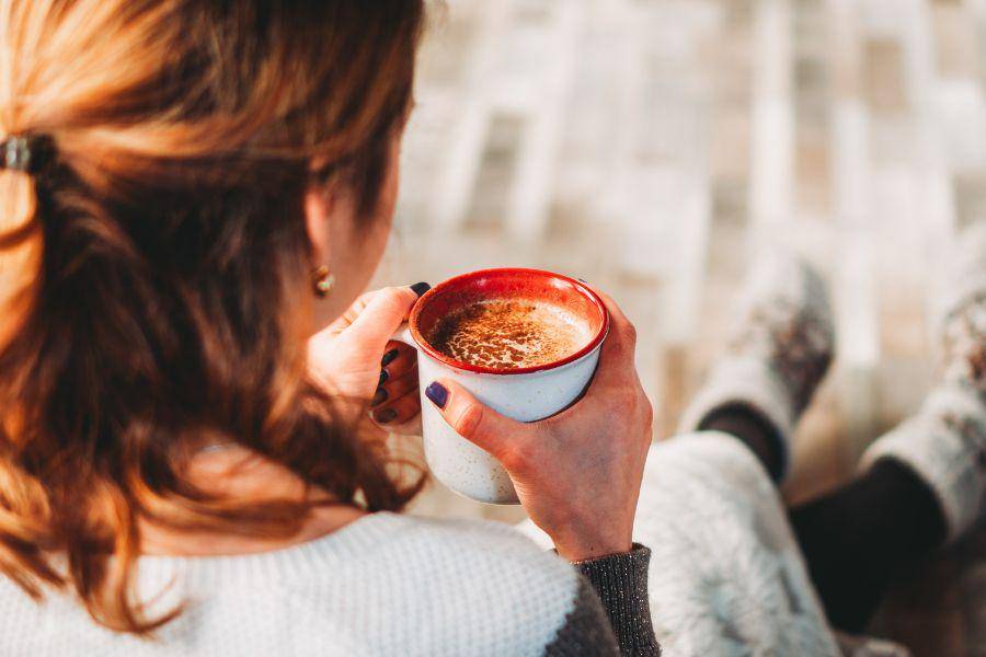 Potret minum kopi