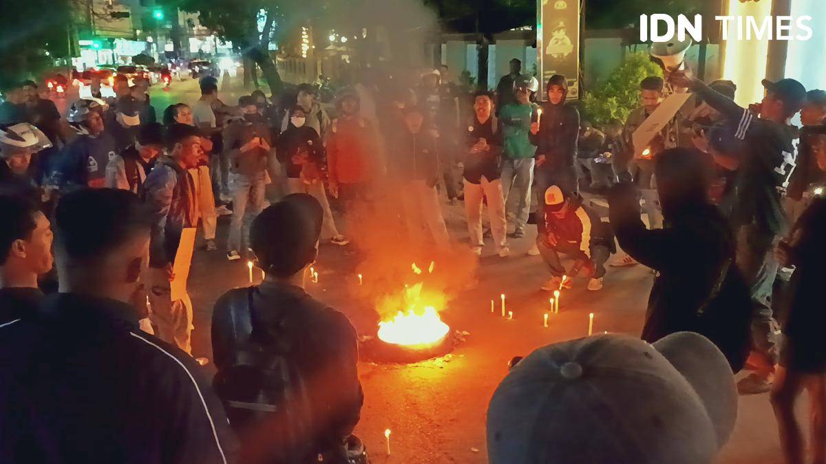 Demontran membakar ban dan berorasi di depan Mabes Polda NTT.