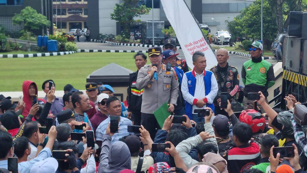 Aksi solidaritas ojol dan doa bersama di depan Mapolda Sumsel (IDN Times/Rangga Erfizal)