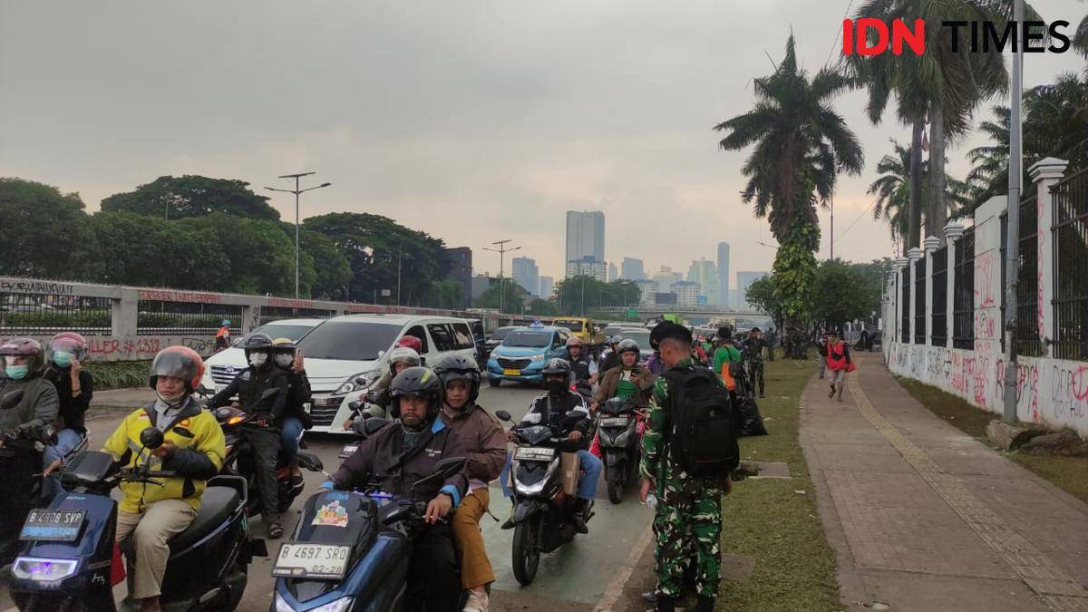 Kawasan Jalan Gatot Subroto di depan Gedung DPR/MPR kembali dilalui kendaraan, Sabtu (30/8/2025). (IDN Times/Yosafat Diva Bayu Wisesa)