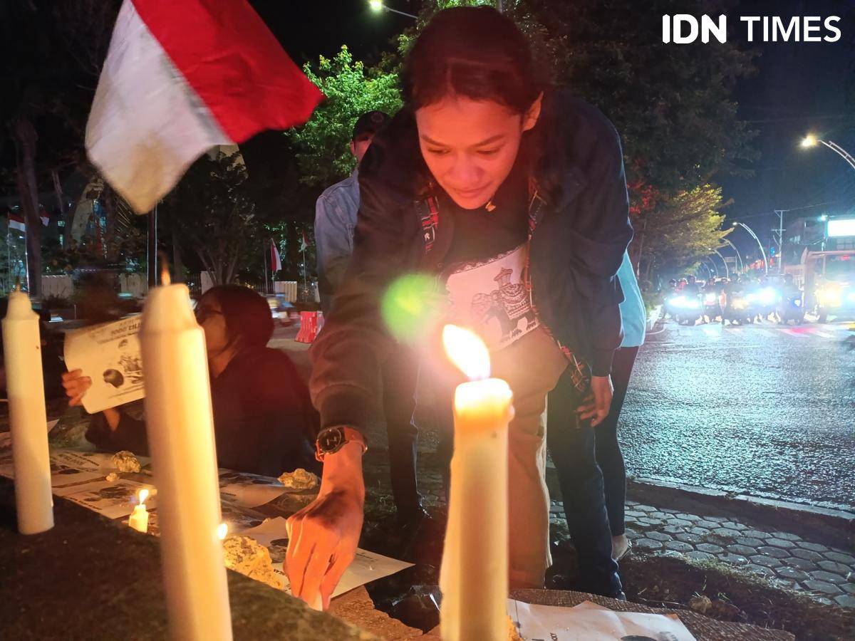 Aksi bakar lilin untuk keadilan bagi Prada Lucky di Kota Kupang. 