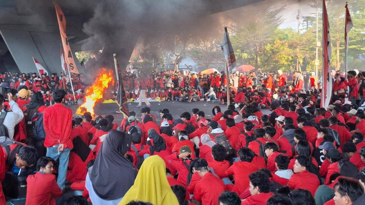 Aliansi Unhas Bersatu menggelar unjuk rasa di Jl AP Pettarani Makassar, Sabtu (30/8/2025). IDN Times/Darsil Yahya