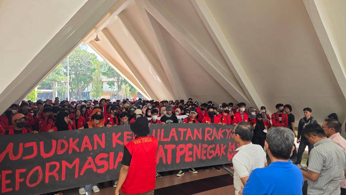 Ratusan mahasiswa Universitas Hasanuddin bersiap berdemonstrasi di Makassar, Sabtu (30/8/2025). (Dok. Istimewa)