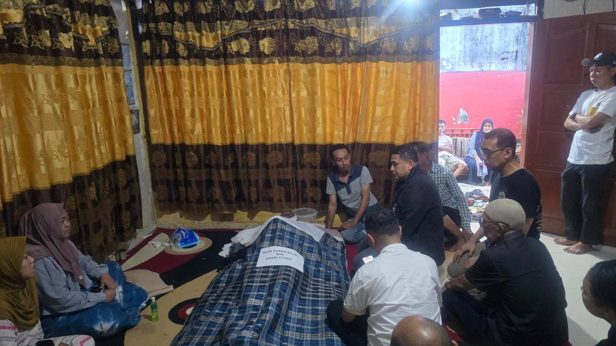 Wali Kota Makassar Munafri Arifuddin melayat di rumah duka Almarhum Ubay, fotografer DPRD Kota Makassar, Sabtu (30/8/2025)