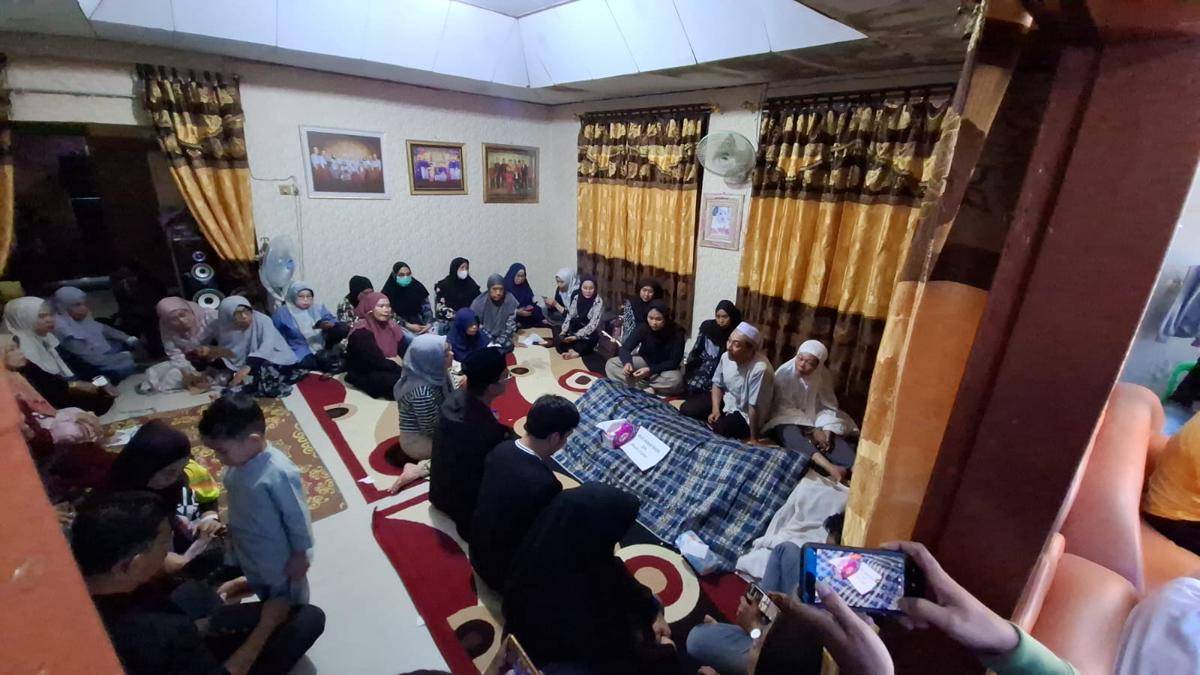 Rumah duka Muh. Akbar Basri, staf Humas DPRD Makassar yang jadi korban tewas saat gedung kantor dibakar massa, Jumat malam (29/8/2025). (IDN Times/Darsil Yahya)