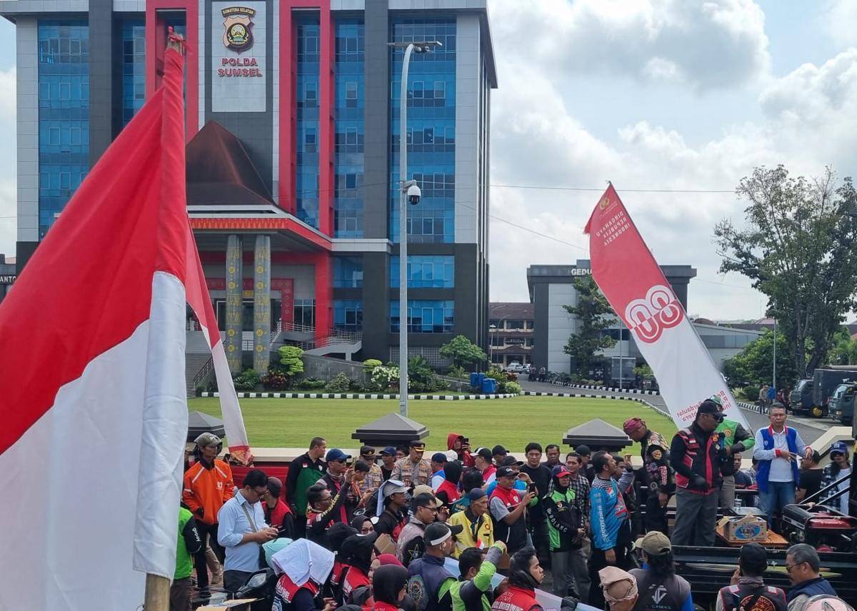 Aksi solidaritas ojol dan doa bersama di depan Mapolda Sumsel (IDN Times/Rangga Erfizal)