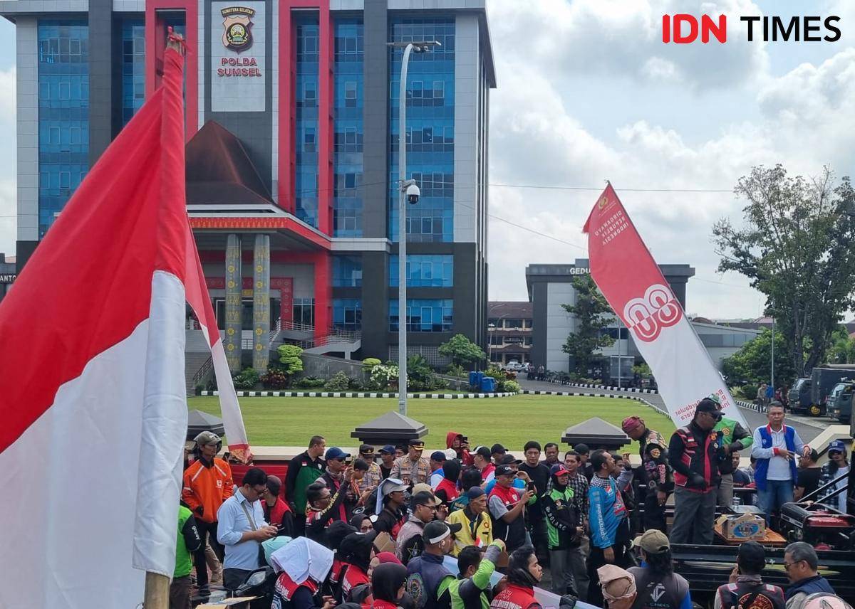 Aksi solidaritas ojol dan doa bersama di depan Mapolda Sumsel (IDN Times/Rangga Erfizal)