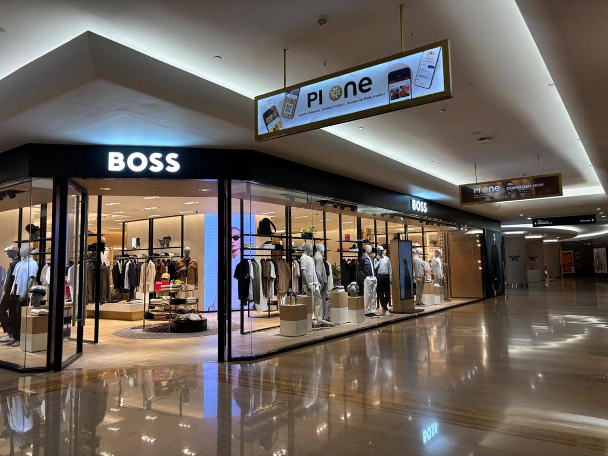 Aktivitas di pusat perbelanjaan Plaza Indonesia terpantau normal pascademo, Sabtu (30/8/2025). (IDN Times/Triyan Pangastuti)