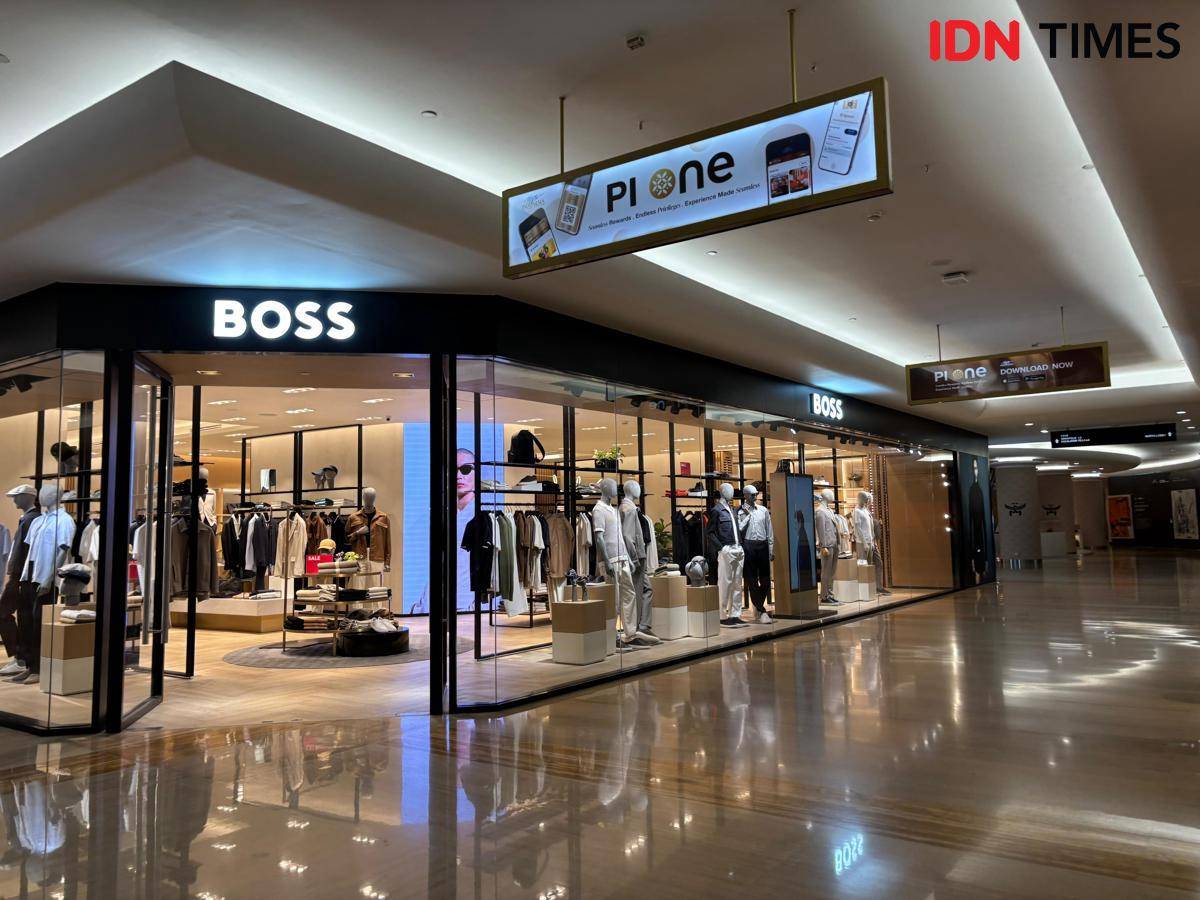 Aktivitas di pusat perbelanjaan Plaza Indonesia terpantau normal pascademo, Sabtu (30/8/2025). (IDN Times/Triyan Pangastuti)