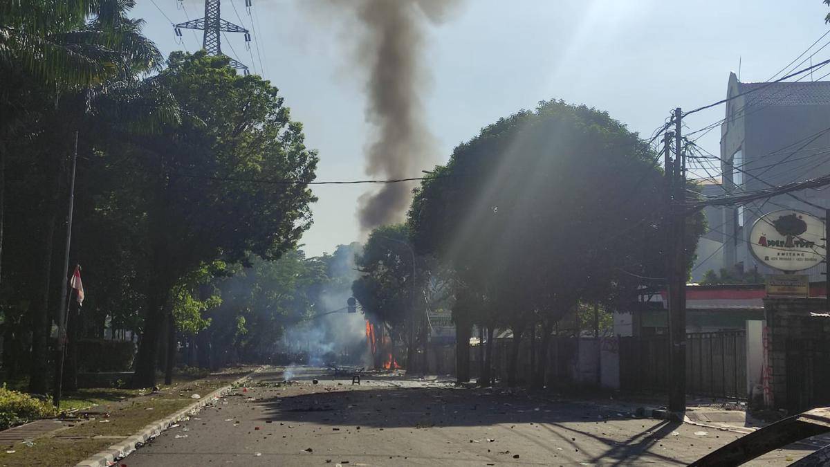 Massa masih bertahan di Mako Brimob Kwitang, Jakarta. 