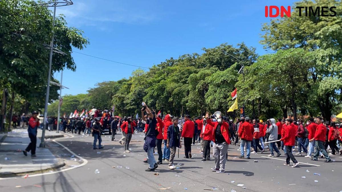 Massa Aksi di Depan Mapolda Jatim Bubar Setelah Ditemui Kapolda