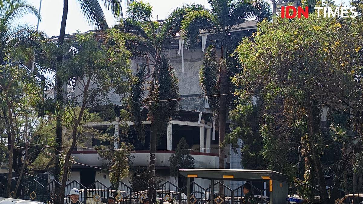 Gedung DPRD Makassar tampak hangus dan dipenuhi puing pascaterbakar, Sabtu (30/8/2025) pagi. (IDN Times/Asrhawi Muin)