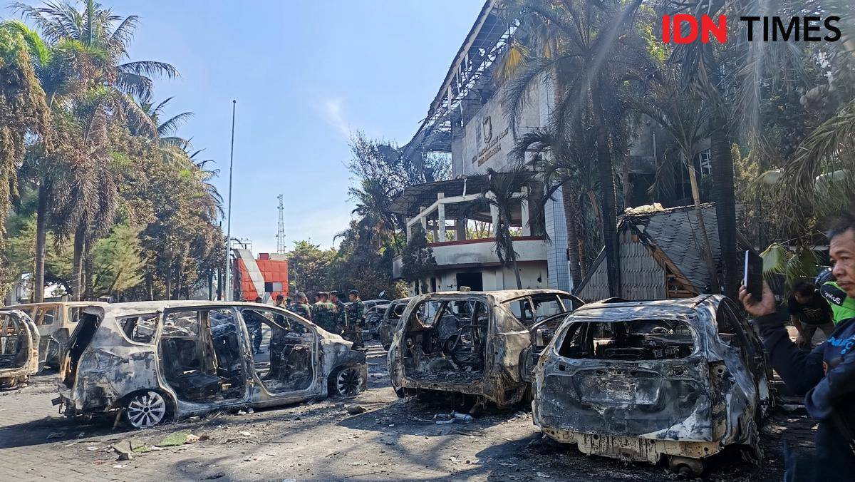 Sisa kendaraan hangus pasca kebakaran Gedung DPRD Makassar, Sabtu (30/8/2025) pagi. (IDN Times/Asrhawi Muin)
