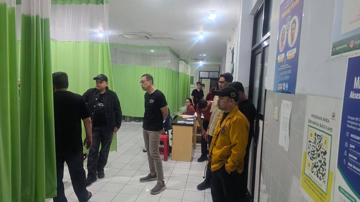 Wali Kota Makassar Munafri Arifuddin menjenguk pegawai Pemkot yang menjadi korban insiden DPRD Makassar di RS Grestelina, Sabtu (30/8/2025). (Dok. Humas Pemkot Makassar)