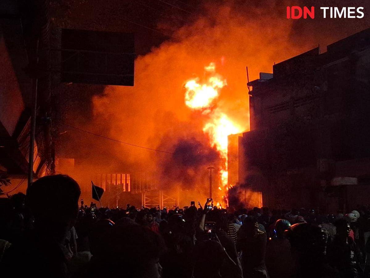 Halte TransJakarta Senen dibakar massa, Jumat (29/8/2025). (IDN Times/Tino Satrio)