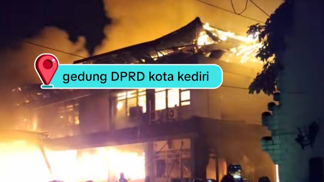 Kantor DPRD Kota Kediri dibakar massa aksi. IDN Times/ istimewa