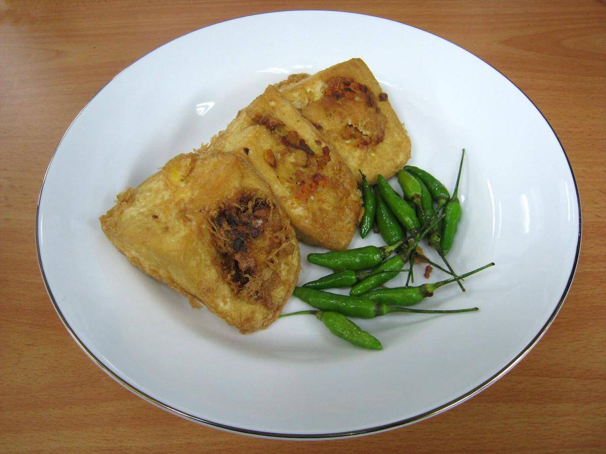 ilustrasi tahu isi udang goreng (commons.wikimedia.org/Gunawan Kartapranata)