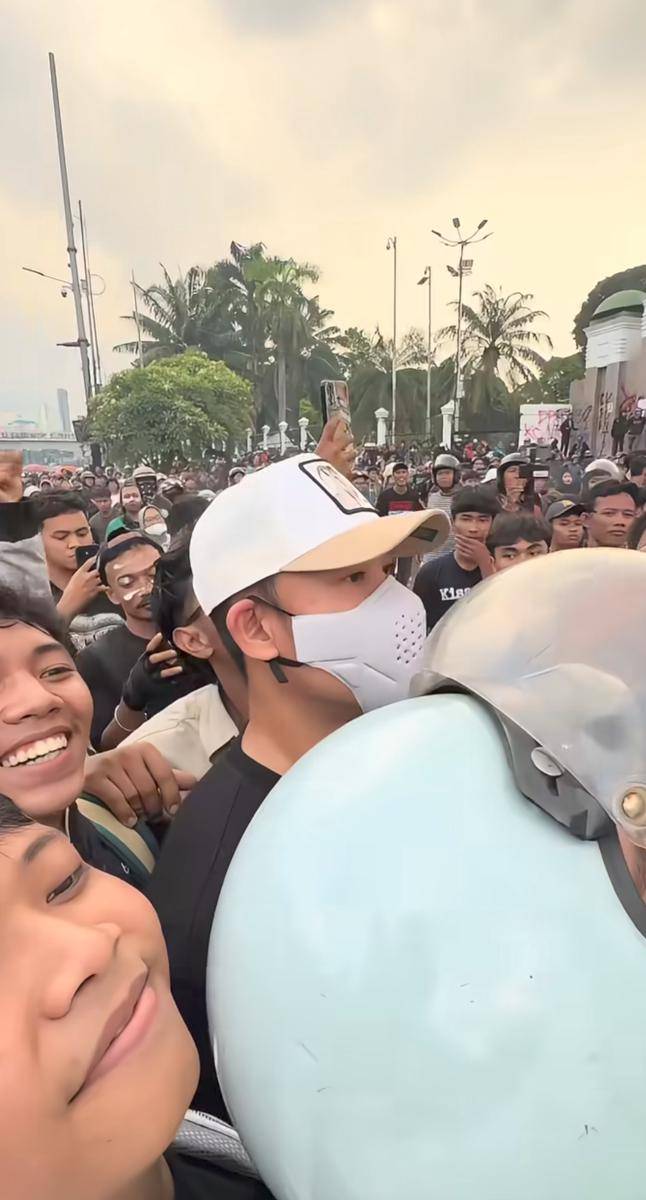Denny Sumargo ikut demo DPR