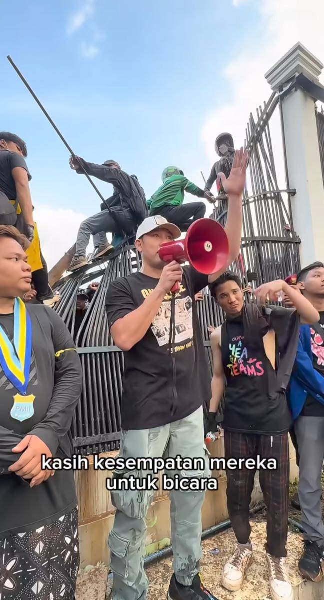 Denny Sumargo ikut demo DPR
