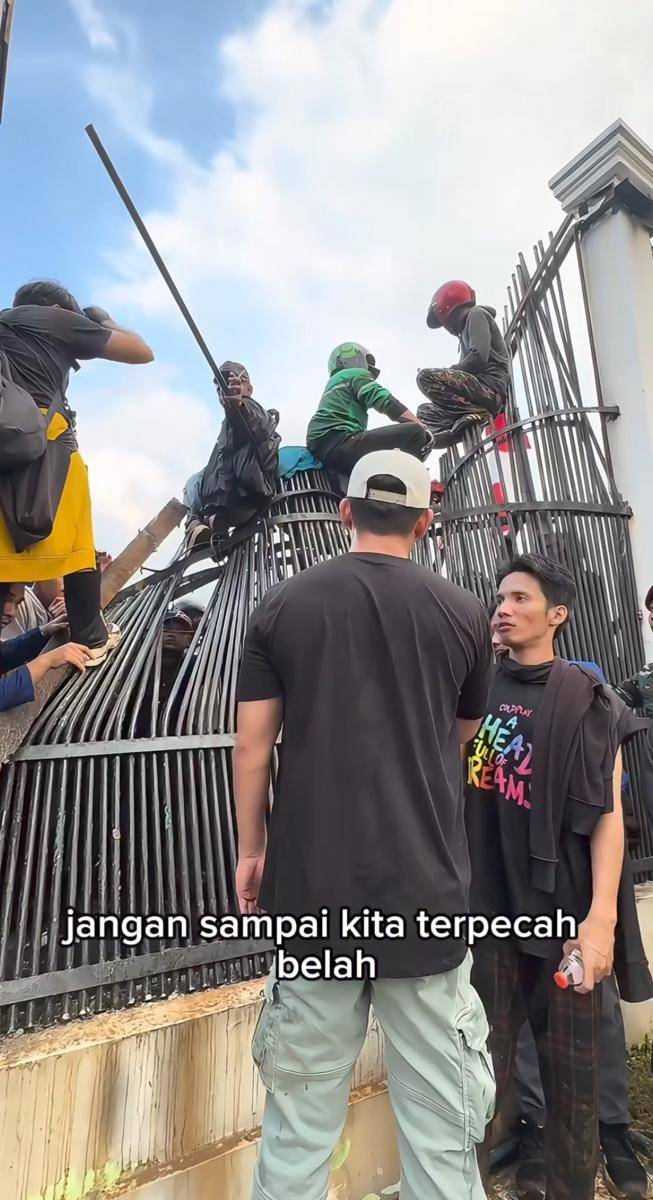 Denny Sumargo ikut demo DPR