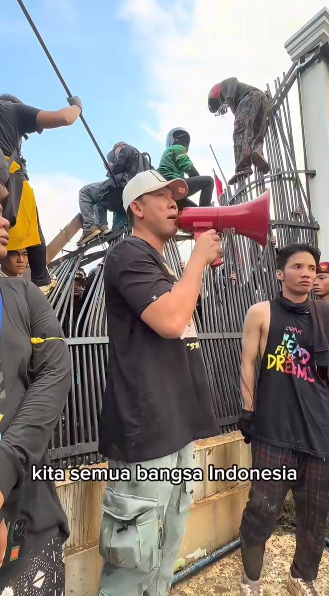 Denny Sumargo ikut demo DPR
