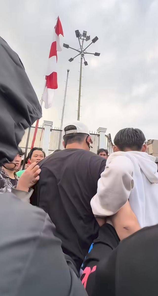 Denny Sumargo ikut demo DPR