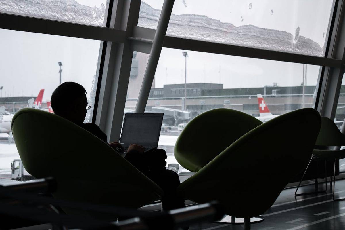 ilustrasi bekerja di lounge room bandara
