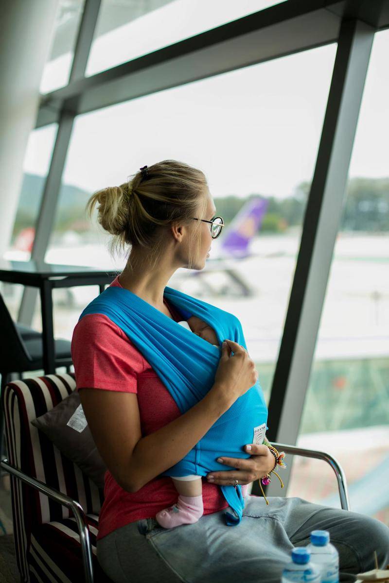 ilustrasi wanita menggendong bayi di lounge bandara