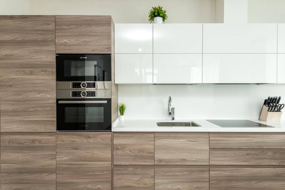 illustrasi kabinet dapur dengan dua palet warna berbeda (pexels.com/Max Vakhtbovycn)