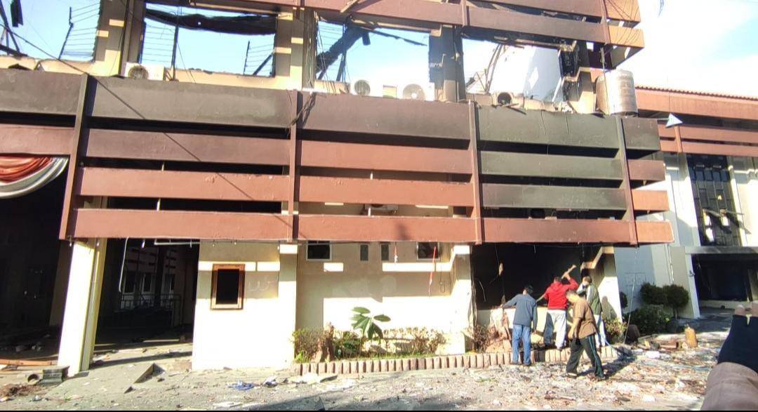 Petugas berupaya menyelamatkan dokumen dalam kantor. IDN Times/Bramanta Pamungkas