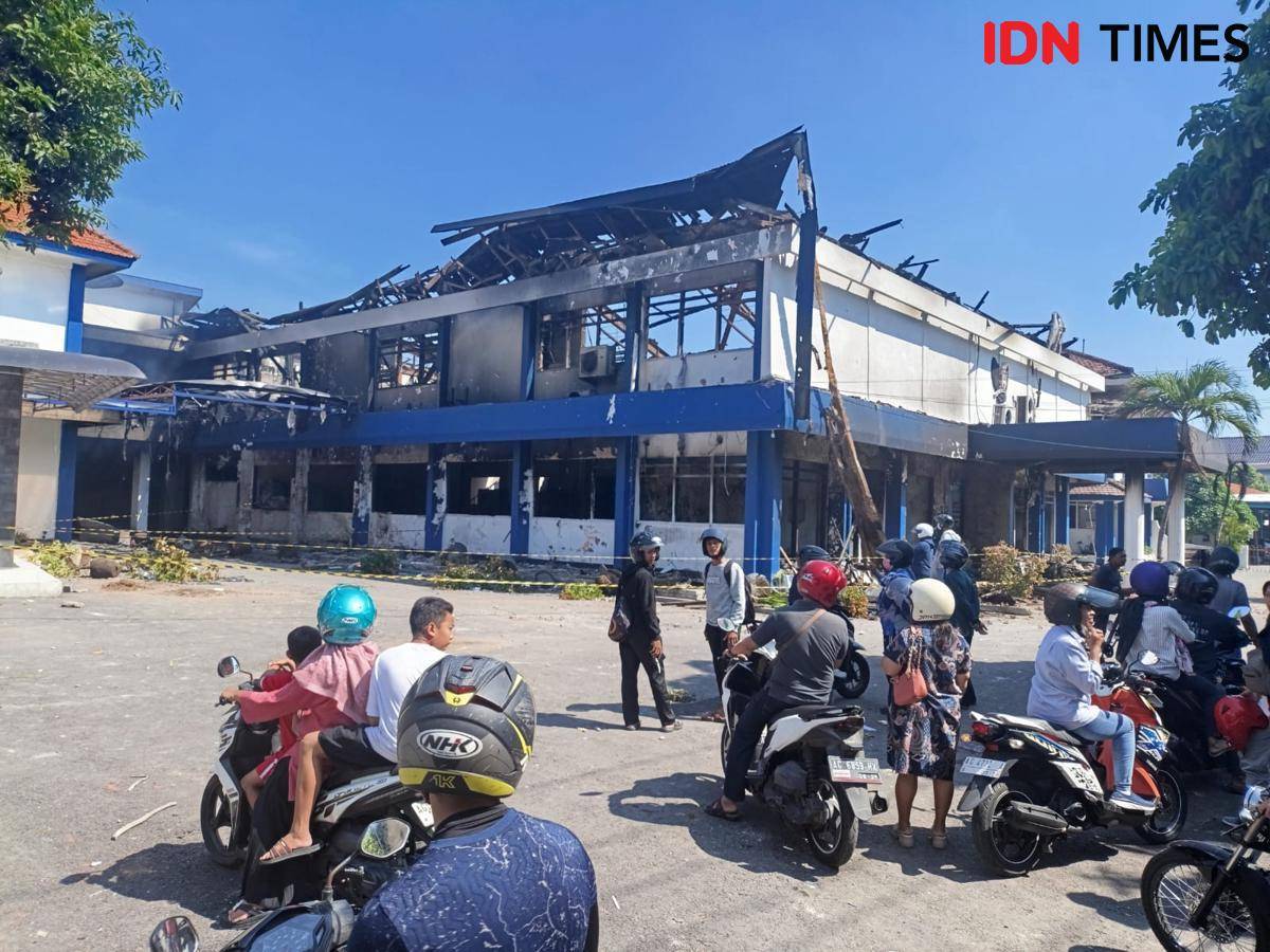 Kondisi kantor DPRD Kota Kediri usai dibakar massa. IDN Times/ Bramanta Pamungkas