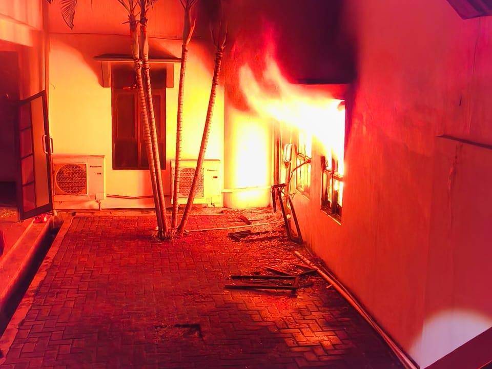 Gedung DPRD Kabupaten Blitar yang juga dibakar massa. iDN Times/istimewa