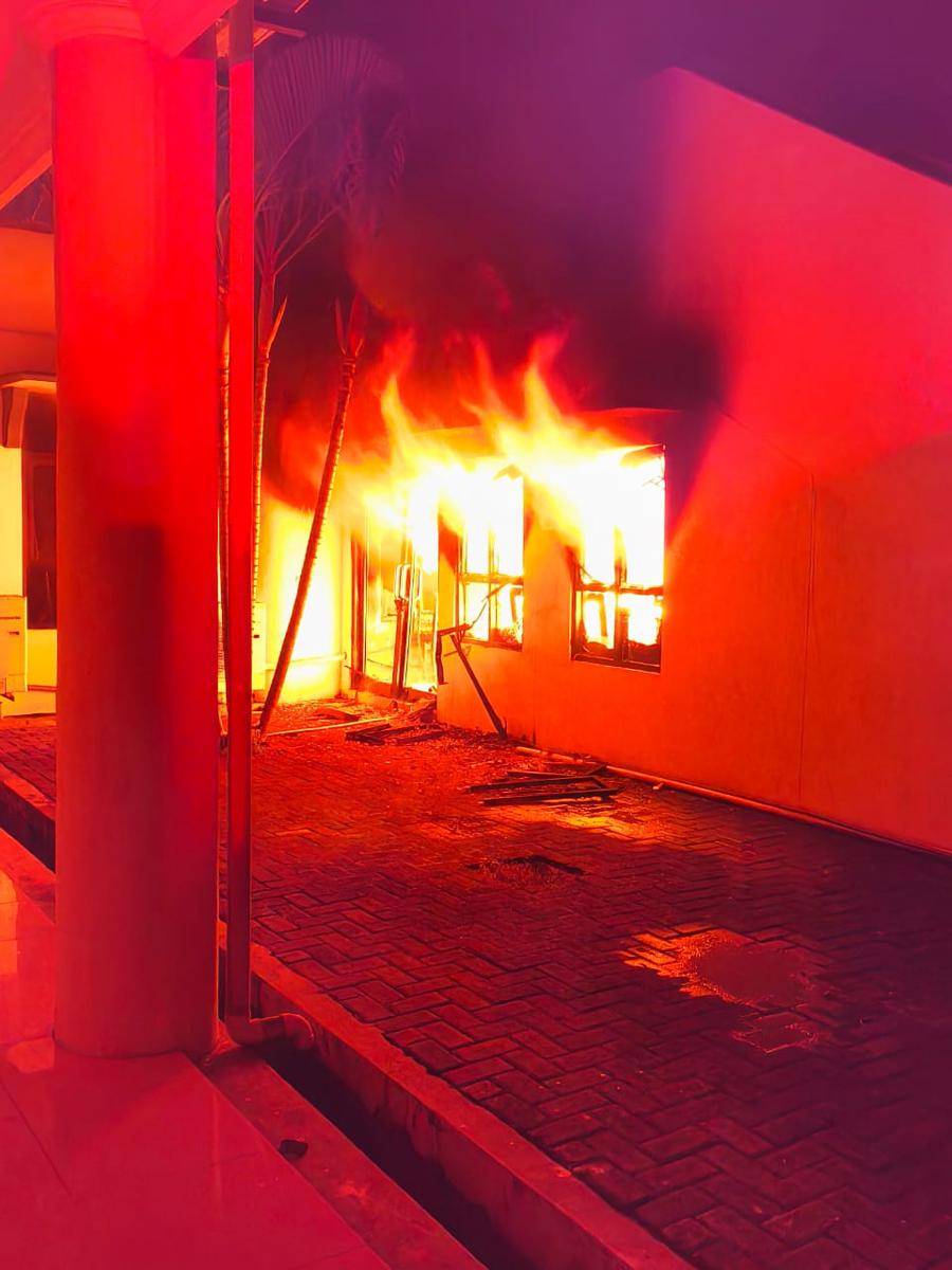 Gedung DPRD Kabupaten Blitar yang juga dibakar massa. iDN Times/istimewa