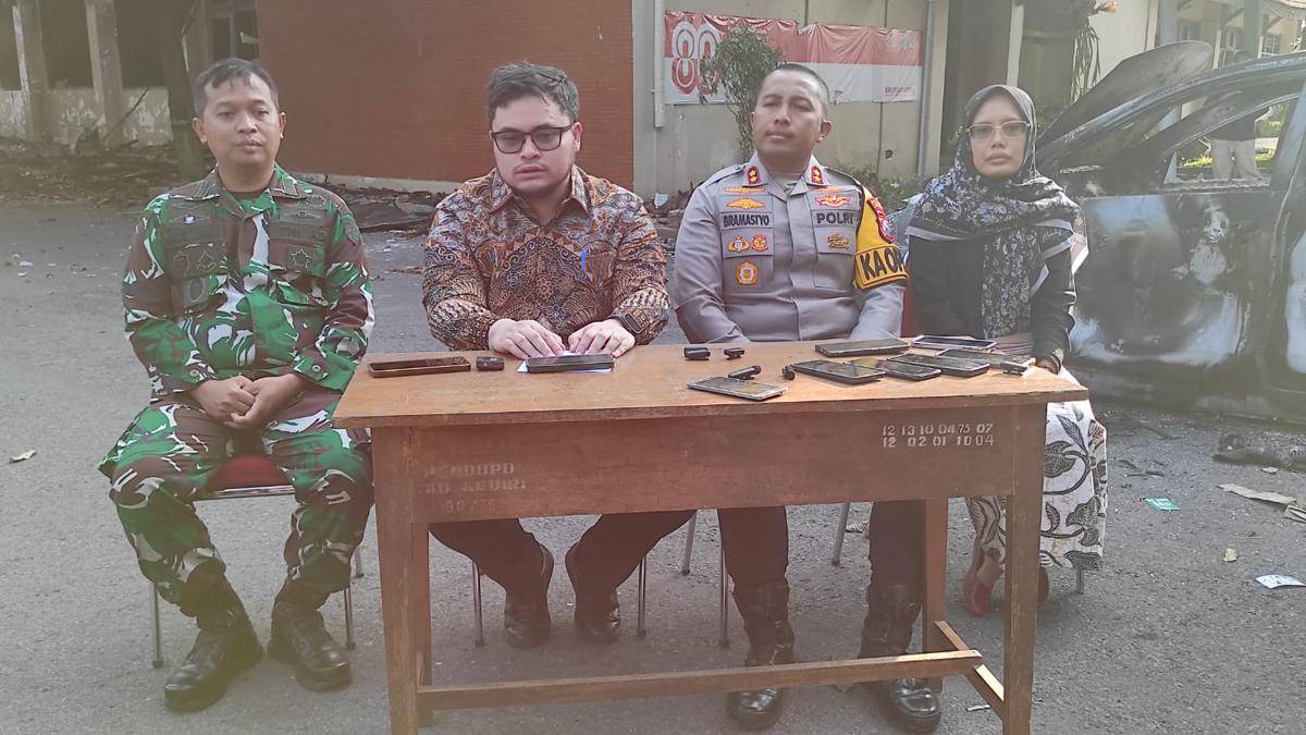 Bupati Kediri, Hinindhito Pramonob saat menyampaikan rilis. IDN Times/Bramanta Pamungkas